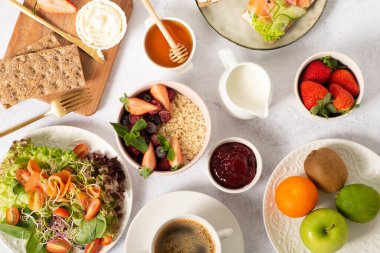 Kahvaltı seti veya pastane, sağlıklı ürünlerle kahvaltı. Ev yapımı kahvaltı seti. Sağlıklı yaşam tarzıyla yemek pişirmek ve yemek yemek.