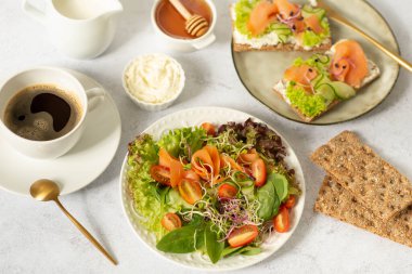 Izgara somon fileto ve taze sebze salatası. Somon balığı salatası. Akdeniz diyeti.