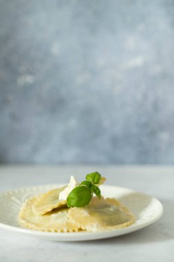 Ispanaklı ve parmesanlı Ravioli, seçici odaklanma. Ispanaklı ravioli.