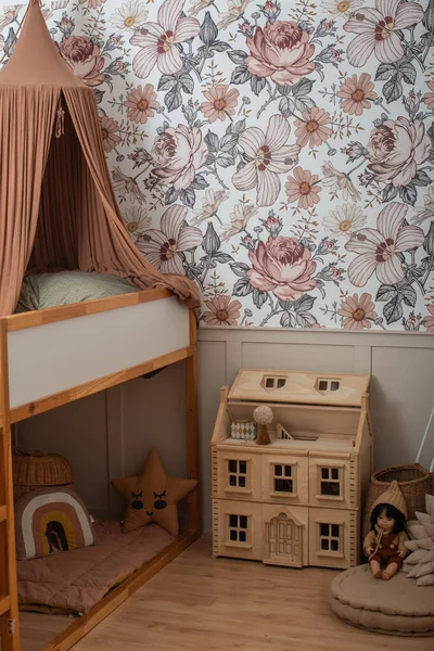 おもちゃとモダンな家具を備えたかわいい子供の部屋のインテリア 小さな女の子のための子供の部屋の美しいインテリアとデザイン スカンジナビアの保育園の人形のためのキャノピーと木製の家 — ストック写真