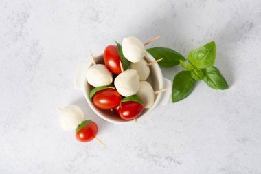 mozzarella, kiraz domatesleri ve taze fesleğen. Caprese salatası için malzemeler. Domates ve fesleğenli mozzarella.