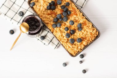 Kırsal rendelenmiş peynirli kek, böğürtlenli ve ahşap arka planda süt. rendelenmiş yaban mersini turtası