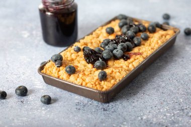 Kırsal rendelenmiş peynirli kek, böğürtlenli ve ahşap arka planda süt. rendelenmiş yaban mersini turtası