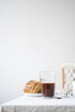 Beyaz arka planda izole edilmiş cam bardak sıcak çikolata içeceği..