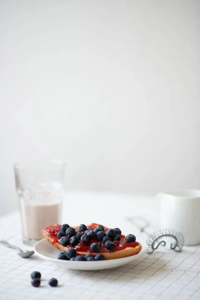 Frisches Köstliches Frühstück Mit Kaffee Knusprigen Croissants Marmelade Auf Weißem — Stockfoto