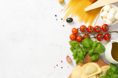 İtalyan ürünleri seti. Mozzarella peyniri, vişneli domates. Büyük bir tahta için. Fırındaki Bree. Peynir fırında pişiyor. Mavi peynir. Bir parça mavi peynir. Camembert..