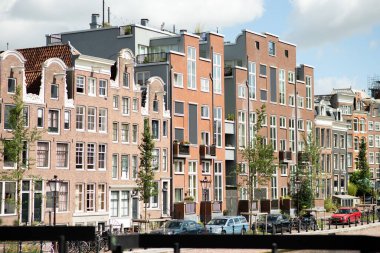 Amsterdam şehrinin ve evlerin güzel görüntüsü. Amsterdam 01.082024