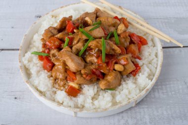 Kung Pao Tavuğu 'nun beyaz arka planda üst görüntüsü