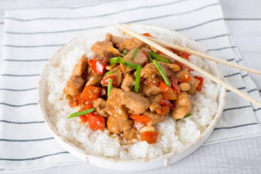 Kung Pao Tavuğu 'nun beyaz arka planda üst görüntüsü