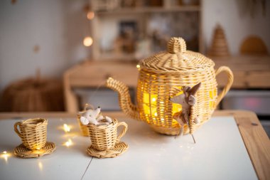 Renksiz kağıt el işi çaydanlık ve bebek çay partisi için bardaklar hasır çaydanlık, geri dönüşüm konsepti, DIY, çocuklar için el işi.