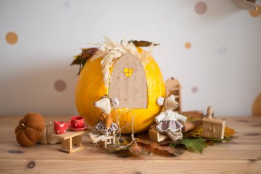 Balkabağı evi. Sonbahar dekoru. Cadılar bayramı için balkabağı koleji. Posterler için dikey kesilmiş perili bir ev ve kopyalama alanı.