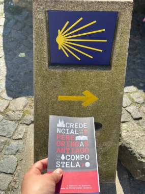 Porto, Portekiz 01.06.24 Camino de Santiago de Compostela sembolleri, hacıların kimlik belgesi, Camino 'nun pansiyonlarında kalmak için gerekli belgeler.