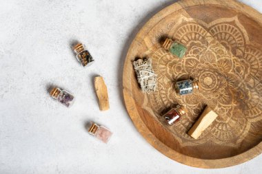 İyileştirme ve büyülü uygulamalar için çeşitli kristaller. Bir sürü güzel yarı değerli taş. Ametist, gül kuvars, florit, pastel pembe arka planda kaya kristali.