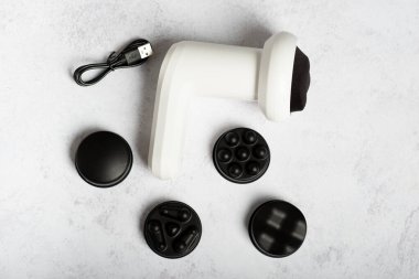 Kas masajı için titreşimli masaj silahı. Eğitimden sonra spor kurtarma konsepti. Evde titreşimli bir masajcıyla masaj. Beyaz arkaplanı kapat