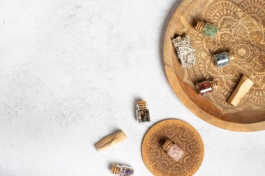 Pembe arka planda güzel değerli taşlar ve doğal mor mineral ametistleri. Ametist ve gül kuvars. Yarı değerli taşların büyük kristalleri..