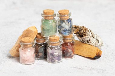 Pembe arka planda güzel değerli taşlar ve doğal mor mineral ametistleri. Ametist ve gül kuvars. Yarı değerli taşların büyük kristalleri..