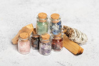 Pembe arka planda güzel değerli taşlar ve doğal mor mineral ametistleri. Ametist ve gül kuvars. Yarı değerli taşların büyük kristalleri..