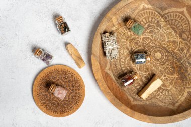 Beyaz ahşap masaya yerleştirilmiş kristal değerli taşlar. Esrarengiz ruhsal uygulamalar için mineraller, Kristal Ayini, Büyücülük, Gevşeme Çakrası. Feng Shui, Reiki terapi konsepti. düz yat