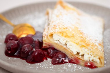 Kahvaltıda tatlı süzme peynirli krep ve reçel.