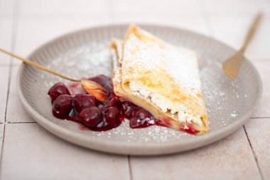 Kahvaltıda tatlı süzme peynirli krep ve reçel.