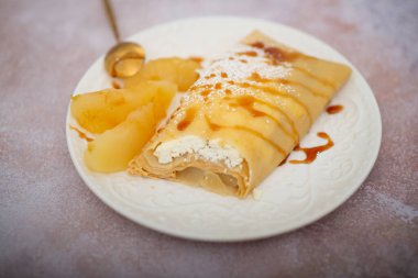 Elmalı krep ve süzme peynir.