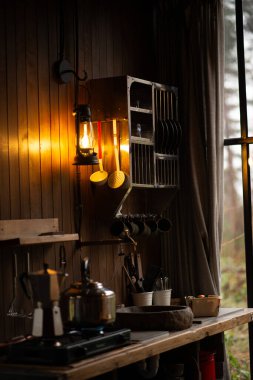 Bir kır evinin içi gibi. Sıcak bir orman kulübesinde kırsal bir mutfak.