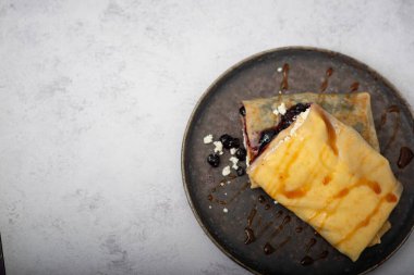 Ev yapımı reçelli krep, böğürtlen. Seçici odak.