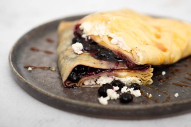 Ev yapımı reçelli krep, böğürtlen. Seçici odak.