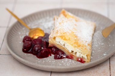 Ev yapımı reçelli krep, böğürtlen. Seçici odak.