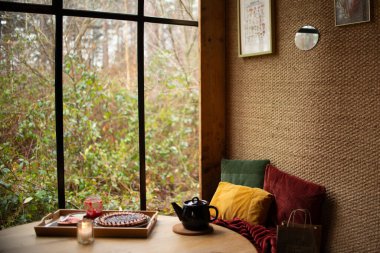 Ormanda rahat bir ev. turtalı masa