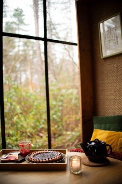 Ormanda rahat bir ev. turtalı masa