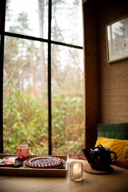 Ormanda rahat bir ev. turtalı masa