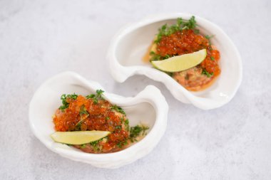 Ahşap masa üzerinde siyah ve kırmızı havyar ile leziz kanepeler