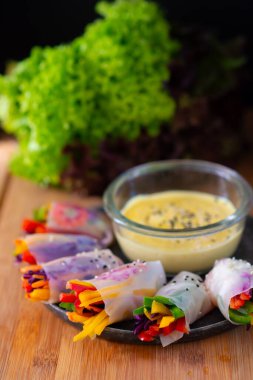 Vietnam börekleri, yaz börekleri veya salata börekleri, Vietnam mutfağında tavuk, karides ve sebzelerden oluşan geleneksel bir yemektir.