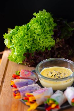 Vietnam börekleri, yaz börekleri veya salata börekleri, Vietnam mutfağında tavuk, karides ve sebzelerden oluşan geleneksel bir yemektir.