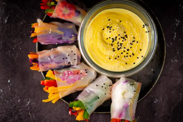 Vietnam börekleri, yaz börekleri veya salata börekleri, Vietnam mutfağında tavuk, karides ve sebzelerden oluşan geleneksel bir yemektir.