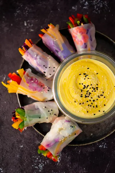 Vietnam börekleri, yaz börekleri veya salata börekleri, Vietnam mutfağında tavuk, karides ve sebzelerden oluşan geleneksel bir yemektir.