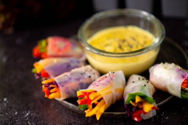 Baharatlı soslu vejetaryen Vietnam böreği, havuç, salatalık, kırmızı lahana ve pirinç eriştesi. Vejetaryen yemeği. Lezzetli yemek..