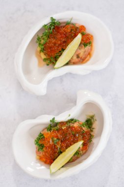 Kırmızı havyarlı mini aperatifler, festival masası için aperatifler, lüks aperatifler.