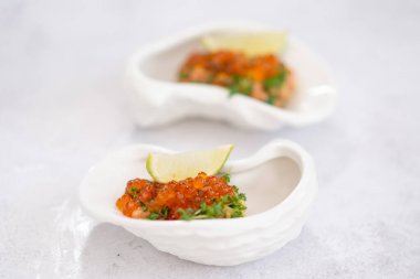 Kırmızı havyarlı mini aperatifler, festival masası için aperatifler, lüks aperatifler.