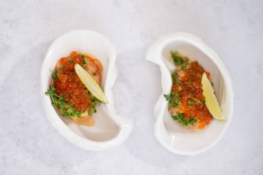 Kırmızı havyarlı mini aperatifler, festival masası için aperatifler, lüks aperatifler.