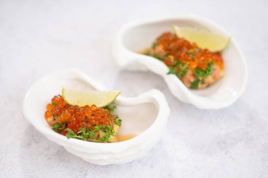 Kırmızı havyarlı mini aperatifler, festival masası için aperatifler, lüks aperatifler.