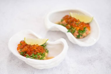 Kırmızı havyarlı mini aperatifler, festival masası için aperatifler, lüks aperatifler.