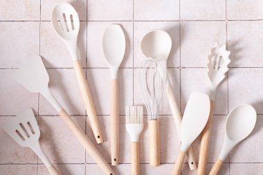 Mutfak takımının arka planında spatula var. Ladle, Turner, mutfak aletleri beyaza izole edilmiş.