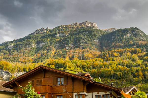 アルパイン村の美しいスイスの家 — ストック写真