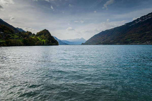 İsviçre 'deki görkemli Brienzersee Gölü ve İsviçre köyleri.