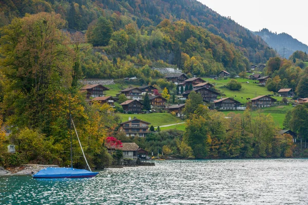 スイスとスイスの村にある壮大なブリエンツェルン湖 — ストック写真