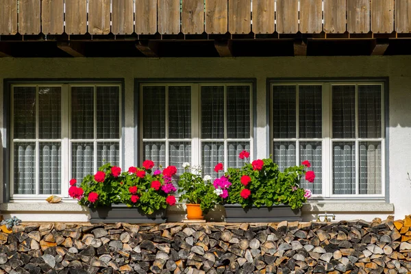 Piękne Szwajcarskie Okna Alpejskiej Wiosce — Zdjęcie stockowe