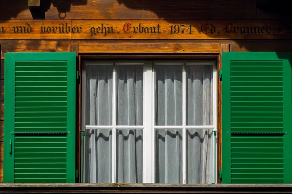Чудові Швейцарські Вікна Альпійському Селі — стокове фото
