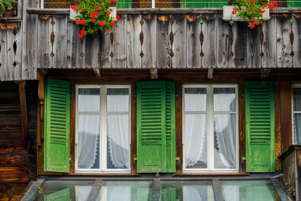 지대에 아름다운 스위스 창문들 — 스톡 사진